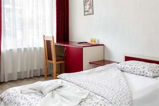 Отель Family Hotel Aleks Златоград Двухместный номер с 1 кроватью или 2 отдельными кроватями-9